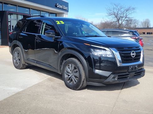 Used 2023 Nissan Pathfinder SV image 3