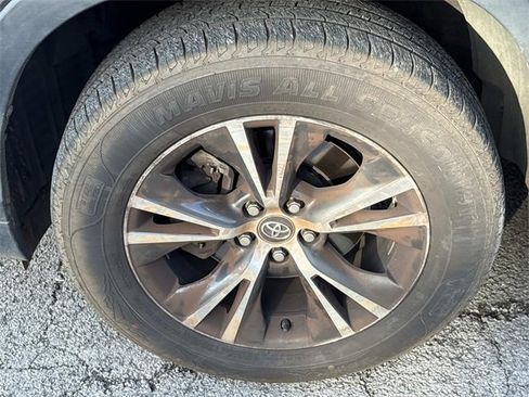 Used 2017 Toyota Highlander LE image 10