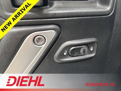 Used 2018 Jeep Wrangler Unlimited Rubicon w/ Connectivity Group image 18