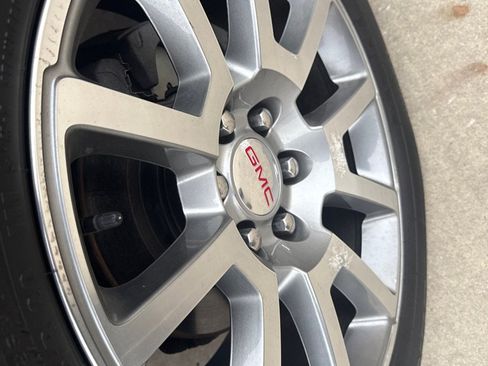 Used 2018 GMC Yukon Denali image 9