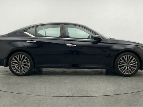 Used 2025 Nissan Altima 2.5 SV FWD image 11