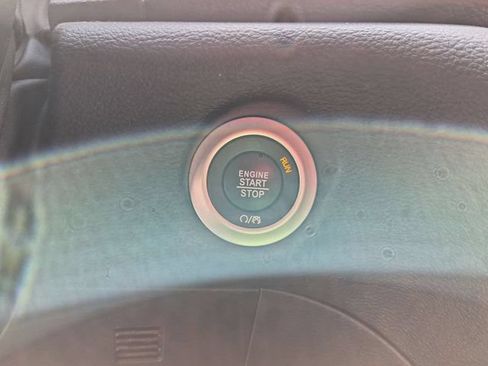 Certified 2025 Chrysler Pacifica Limited FWD image 22