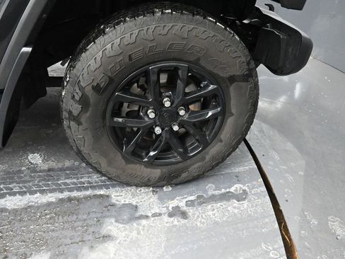 Used 2023 Jeep Gladiator Sport image 18
