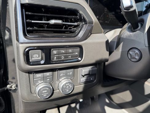 Used 2025 GMC Yukon XL AT4 w/ AT4 Premium Plus Package AWD/4WD image 17