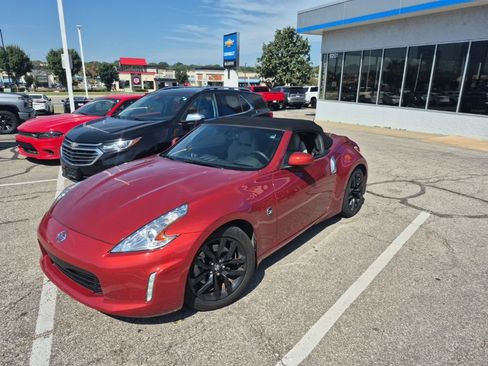 Used 2016 Nissan 370Z Touring RWD image 2
