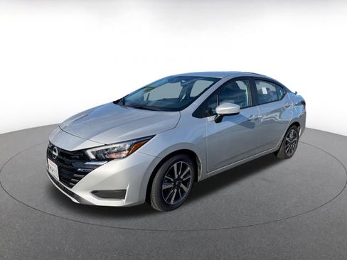 Used 2025 Nissan Versa SV image 3