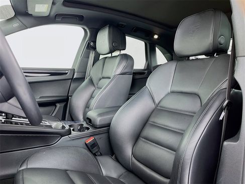 Certified 2025 Porsche Macan image 4