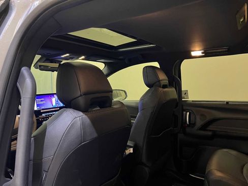 Used 2025 Toyota Sienna Limited image 12