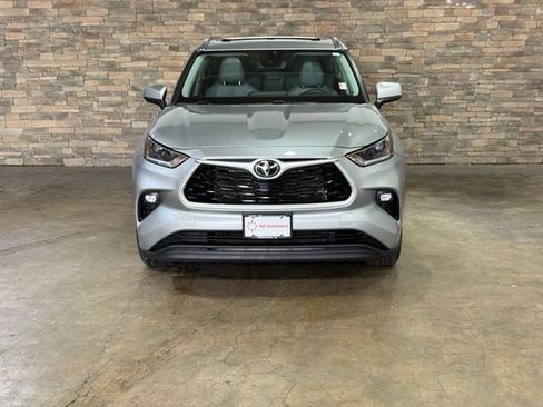 Used 2021 Toyota Highlander XLE AWD/4WD image 35