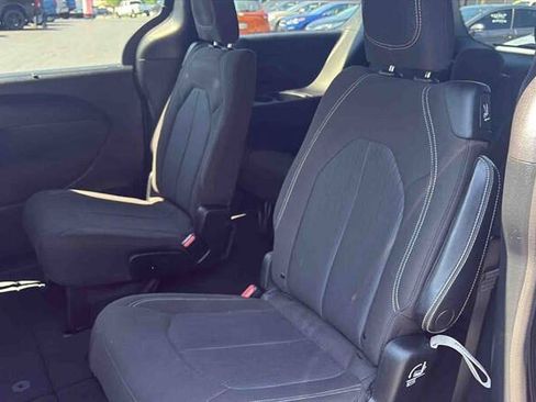 Used 2020 Chrysler Pacifica Touring w/ S Appearance Package FWD image 19