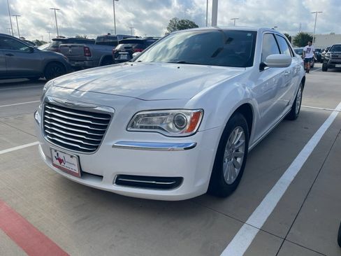 Used 2014 Chrysler 300 RWD image 1