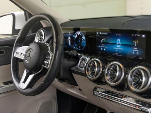 Used 2022 Mercedes-Benz GLB 250 image 28