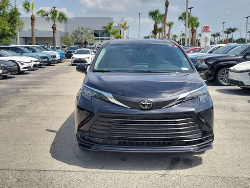New 2026 Toyota Sienna LE FWD image 2