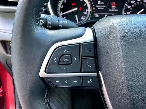 Used 2022 Toyota Highlander XLE AWD/4WD image 23