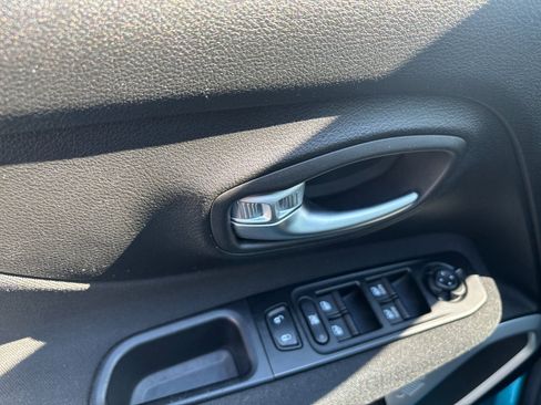 Used 2020 Jeep Renegade Latitude w/ Cold Weather Group AWD/4WD image 12