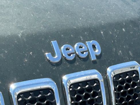 Used 2019 Jeep Cherokee Latitude w/ Popular Appearance Group AWD/4WD image 10