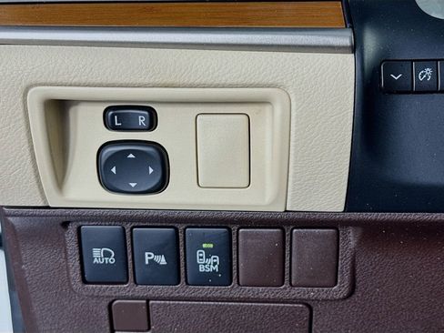 Used 2017 Lexus ES 300h w/ Luxury Package image 14