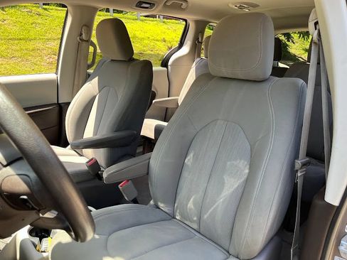 Used 2017 Chrysler Pacifica Touring FWD image 9