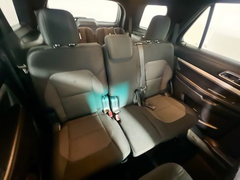 Used 2016 Ford Explorer XLT image 33