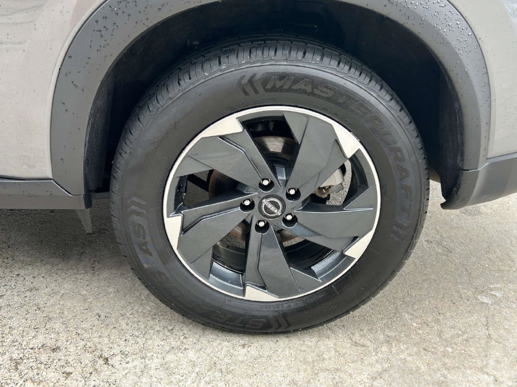 Used 2025 Nissan Rogue SV AWD/4WD image 8