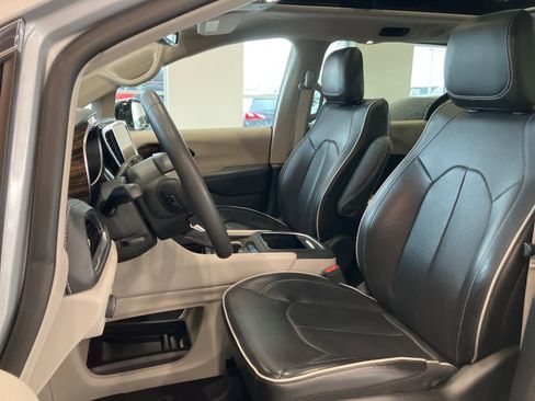 Used 2023 Chrysler Pacifica Limited image 13