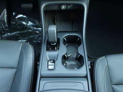 Used 2025 Volvo XC40 B5 Core image 19