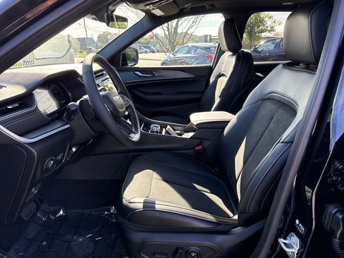 New 2025 Jeep Grand Cherokee Altitude image 11