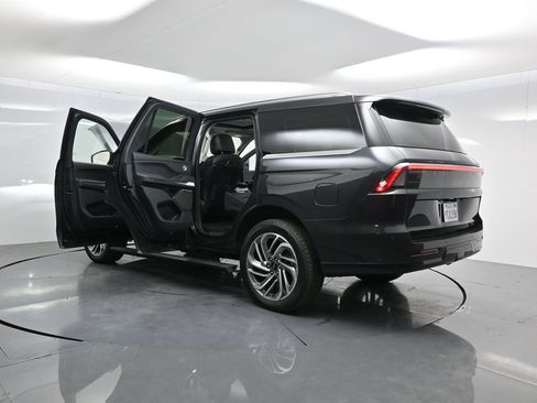 Used 2025 Lincoln Navigator Reserve image 42