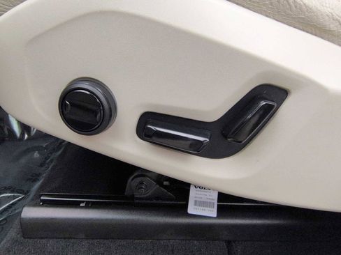 Used 2021 Volvo XC60 T5 Momentum w/ Advanced Package image 18