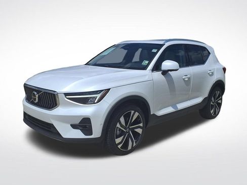 Certified 2024 Volvo XC40 B5 Plus AWD/4WD image 4