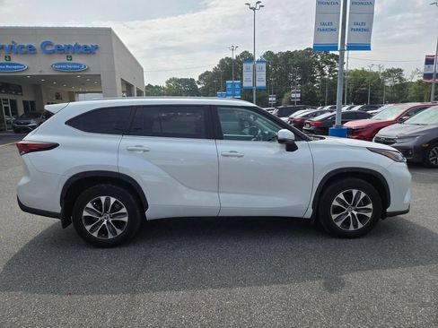 Used 2024 Toyota Highlander XLE AWD/4WD image 4