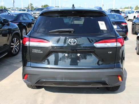 Used 2025 Toyota Corolla Cross LE FWD image 7