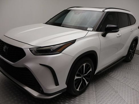 Used 2022 Toyota Highlander XSE FWD image 2