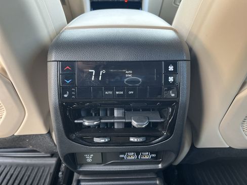 Used 2024 Jeep Grand Cherokee L Limited w/ Luxury Tech Group II image 30