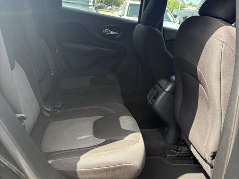 Used 2016 Jeep Cherokee Sport image 8