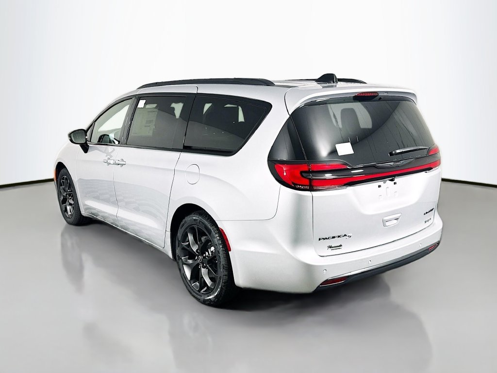 New 2026 Chrysler Pacifica Limited w/ Uconnect Theater Family Group FWD image 5