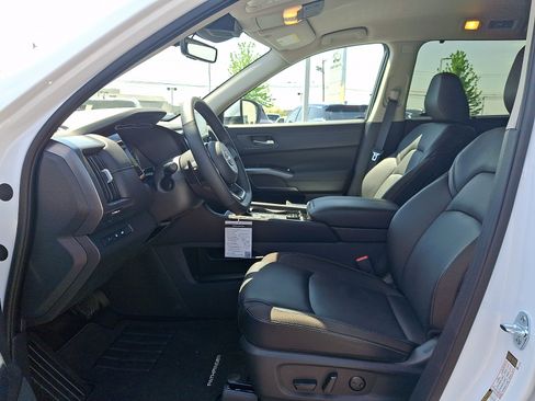 Used 2025 Nissan Pathfinder SL AWD/4WD image 14