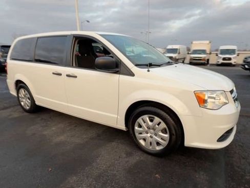 Used 2020 Dodge Grand Caravan SE w/ UConnect Hands-Free Group FWD image 2