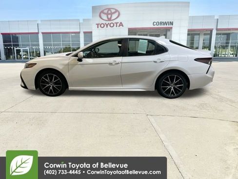 Used 2024 Toyota Camry SE image 5