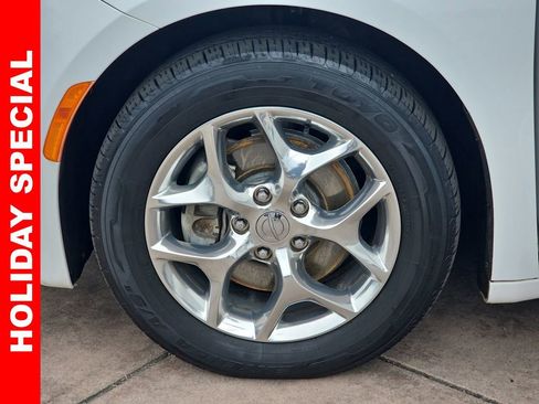 Used 2017 Chrysler Pacifica Limited w/ UConnect Theater Package image 38