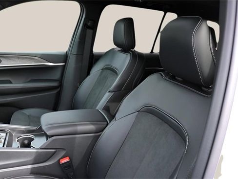 New 2026 Jeep Grand Cherokee Altitude image 12