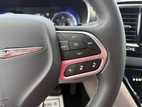 Certified 2023 Chrysler Pacifica Touring-L FWD image 16