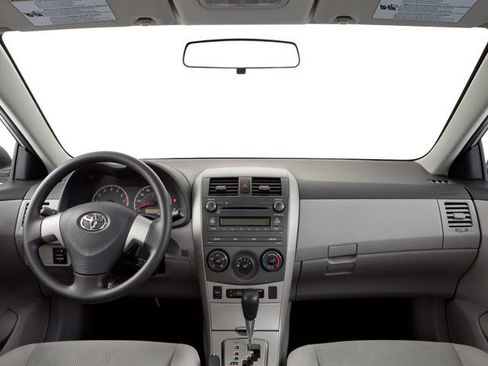 Used 2013 Toyota Corolla LE FWD image 4