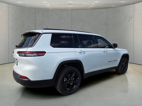 New 2026 Jeep Grand Cherokee L Limited w/ Limited Altitude Package AWD/4WD image 4