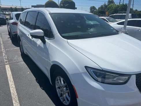Used 2023 Chrysler Pacifica Touring-L FWD image 3