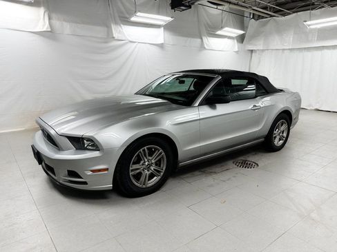 Used 2014 Ford Mustang Convertible image 3