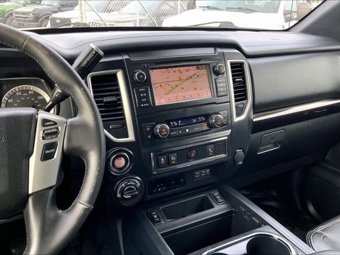 Used 2019 Nissan Titan SV w/ SV Convenience Package image 6