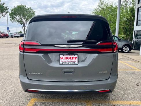 Used 2023 Chrysler Pacifica Touring-L FWD image 6