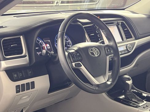 Used 2019 Toyota Highlander XLE AWD/4WD image 17