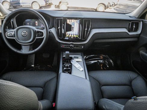 Used 2025 Volvo XC60 B5 Plus image 29